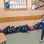 Dzieci grają z kubeczkami.