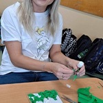 Pani Marta wykleja obrazek.