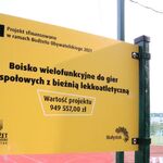 Tablica z informacjami o boisku wielofunkcyjnym.