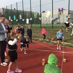 Uczniowie układają wieżę z drewnianych klocków za pomocą sznurków.