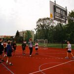 Wiceprezydent Rafał Rudnicki rzuca piłką do koszykówki do kosza.