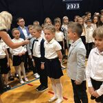 Czterech uczniów melduje gotowość swoich klas do złożenia ślubowani