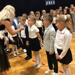 Czterech uczniów melduje gotowość swoich klas do złożenia ślubowani