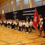 Uczniowie klas pierwszych występują na ślubownaiu.