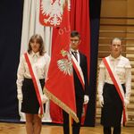 Uczniowie z pocztu sztandarowego prezentują sztandar.