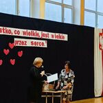 Pani dyrektor i wicedyrektor wyczytują nazwiska nagrodzonych.