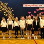 Uczniowie stoją przed publicznością. Prezentują przygotowany montaż poetycko-muzyczny.