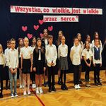 Uczniowie stoją przed publicznością. Prezentują przygotowany montaż poetycko-muzyczny.
