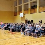 Publiczność ogląda przygotowany przez uczniów apel.