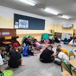 Uczniowie biorą udział w spotkaniu z pracownikiem ośrodka ETAP.