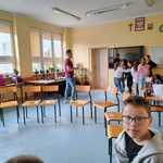 Uczniowie biorą udział w warsztatach.