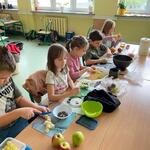 Uczniowie przygotowują sałatkę.