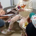 Dziewczynka otwiera pudełko z prezentami