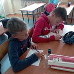 Uczniowie wykonują  kartki z życzeniami