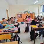 Uczniowie wykonują kartki z życzeniami.