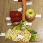 Układ pokarmowy przedstawiony za pomocą żywności.