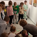 Uczniowie poznają historie z życia malarza.