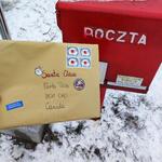 List do świętego Mikołaja na tle skrzynki pocztowej.