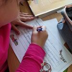 Uczennica pisze list do świętego Mikołaja