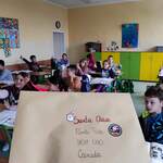 Uczniowie podnoszą kciuki w górę.