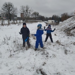 chłopcy rzucają śnieżkami