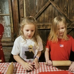 Dziewczynki robią pierniczki.