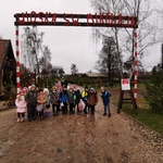 Dzieci pozują do zdjęcia w wiosce Świętego Mikołaja.