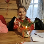 Dziewczynka pokazuje własnoręcznie zrobiony lampion.