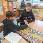 Uczniowie pracują nad grą planszową.