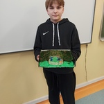 Uczeń prezentuje wykonany przez siebie domek Hobbita.
