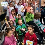 Uczniowie pozują do zdjęcia. Prezentują książki i nagrody.