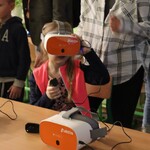 Dziewczynka używa gogli VR.