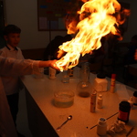 Uczeń przeprowadza eksperyment chemiczny.