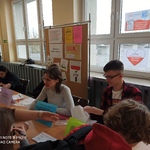 Uczniowie wykonują zadania z języka polskiego.