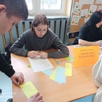 Uczniowie wykonują zadania z języka polskiego. Czytają łamańce językowe.