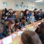 Uczniowie wykonują zadania z języka polskiego.