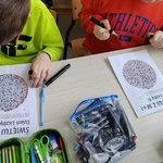 Uczniowie wykonują zadania z okazji Dnia Liczby Pi. Kolorują kartę pracy 