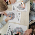 Uczniowie wykonują zadania z okazji Dnia Liczby Pi. Kolorują kartę pracy