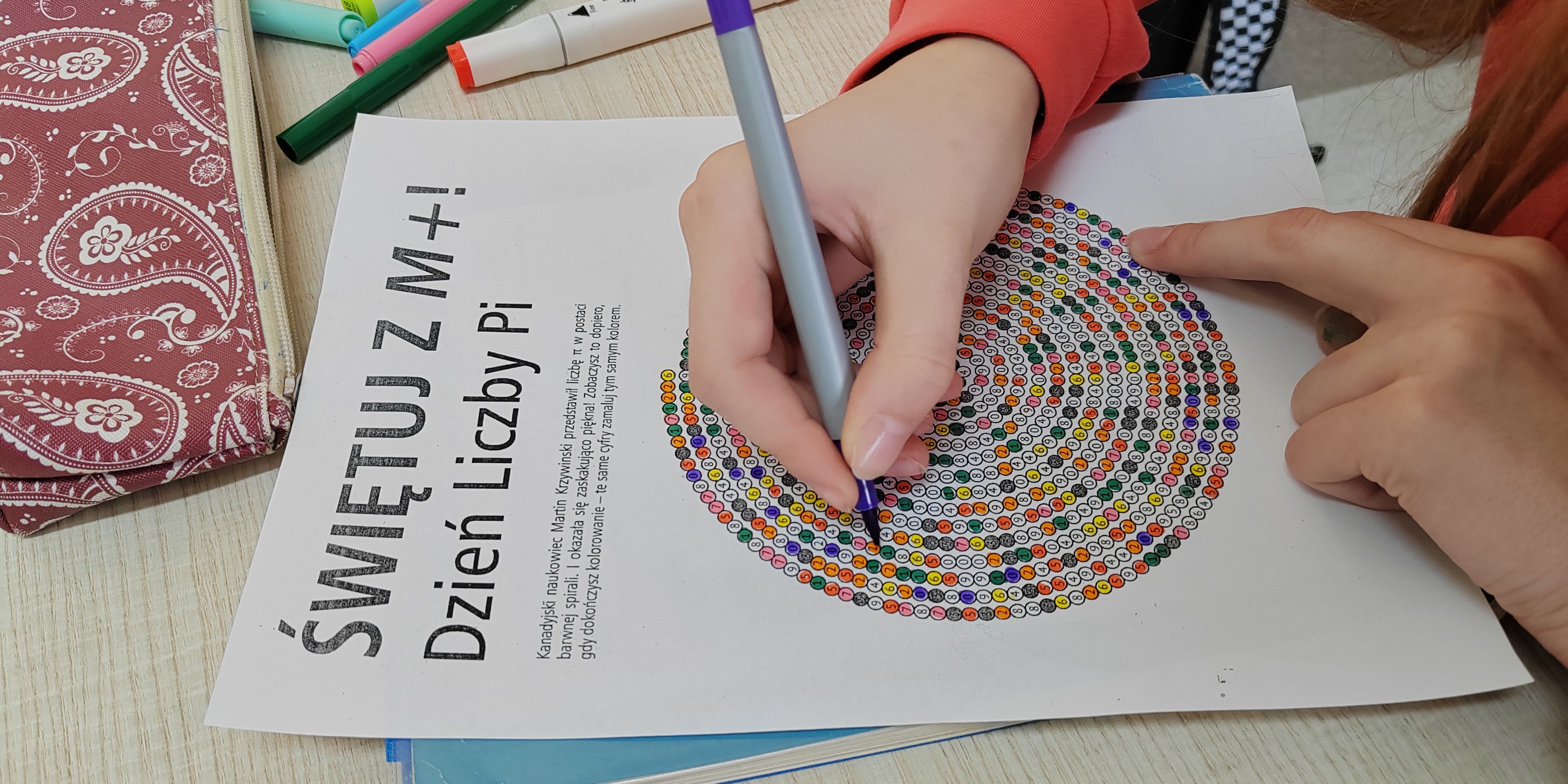 Uczniowie wykonują zadania z okazji Dnia Liczby Pi. Kolorują kartę pracy (3).jpg