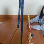Uczeń mierzy centymetrem wysokość wieży z makaronu