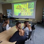 Uczniowie oglądają prezentację.