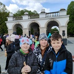 Uczniowie pozują do zdjęcia