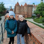 Uczennice pozują do zdjęcia (4).jpg