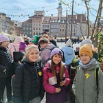Uczniowie pozują do zdjęcia na starówce