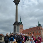 Uczniowie pozują do zdjęcia przy Kolumnie Zygmunta