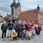 Uczniowie pozują do zdjęcia przy Kolumnie Zygmunta