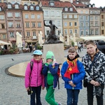 Uczniowie pozują do zdjęcia przy pomniku Syrenki