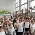 Uczniowie pozują do grupowego zdjęcia.