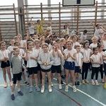 Młodzi sportowcy z dumą prezentują zdobyte medale.