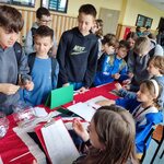 Uczniowie wykonują zadania z języka angielskiego